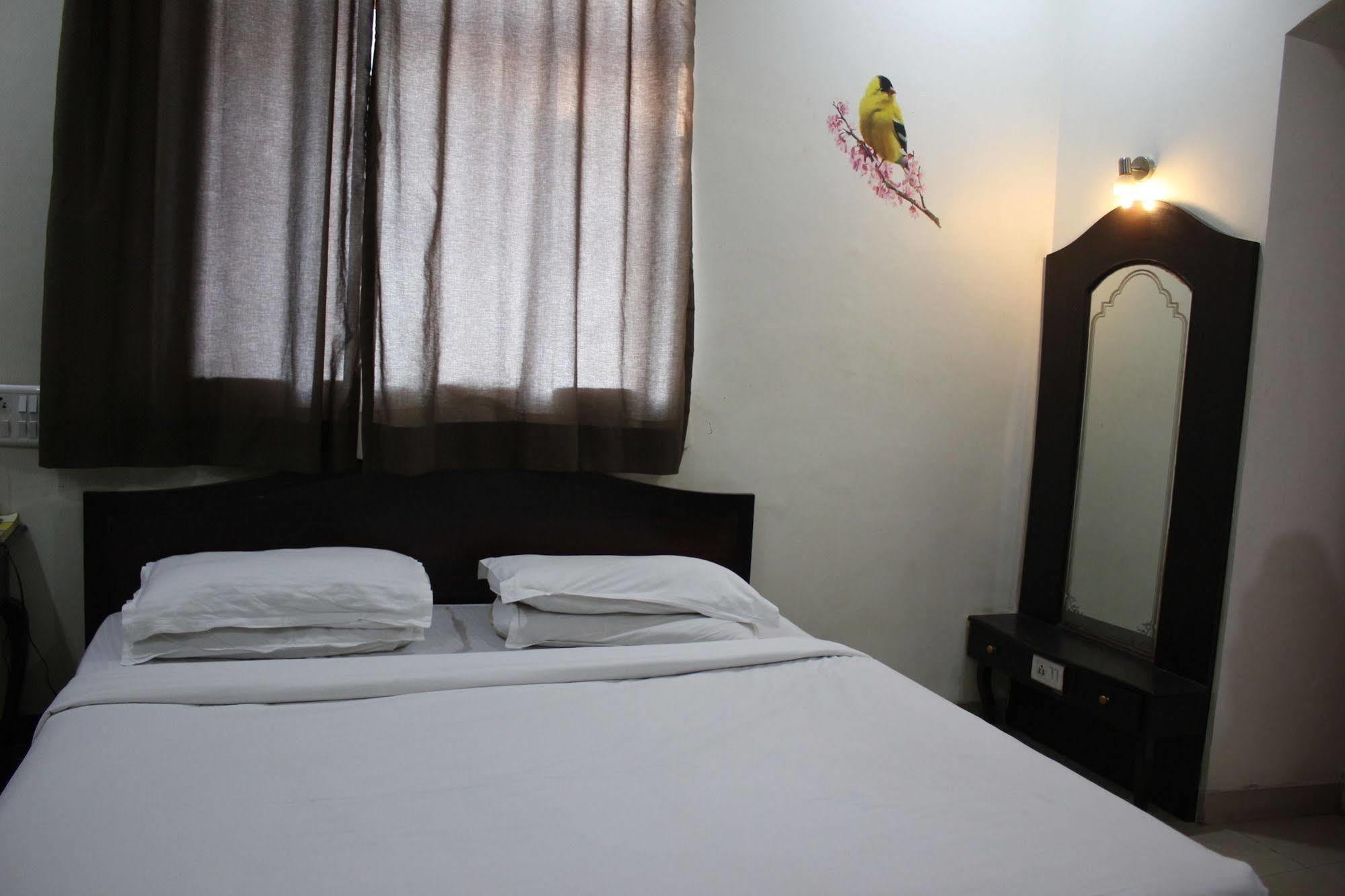 Hotel Ritz Pune Bagian luar foto
