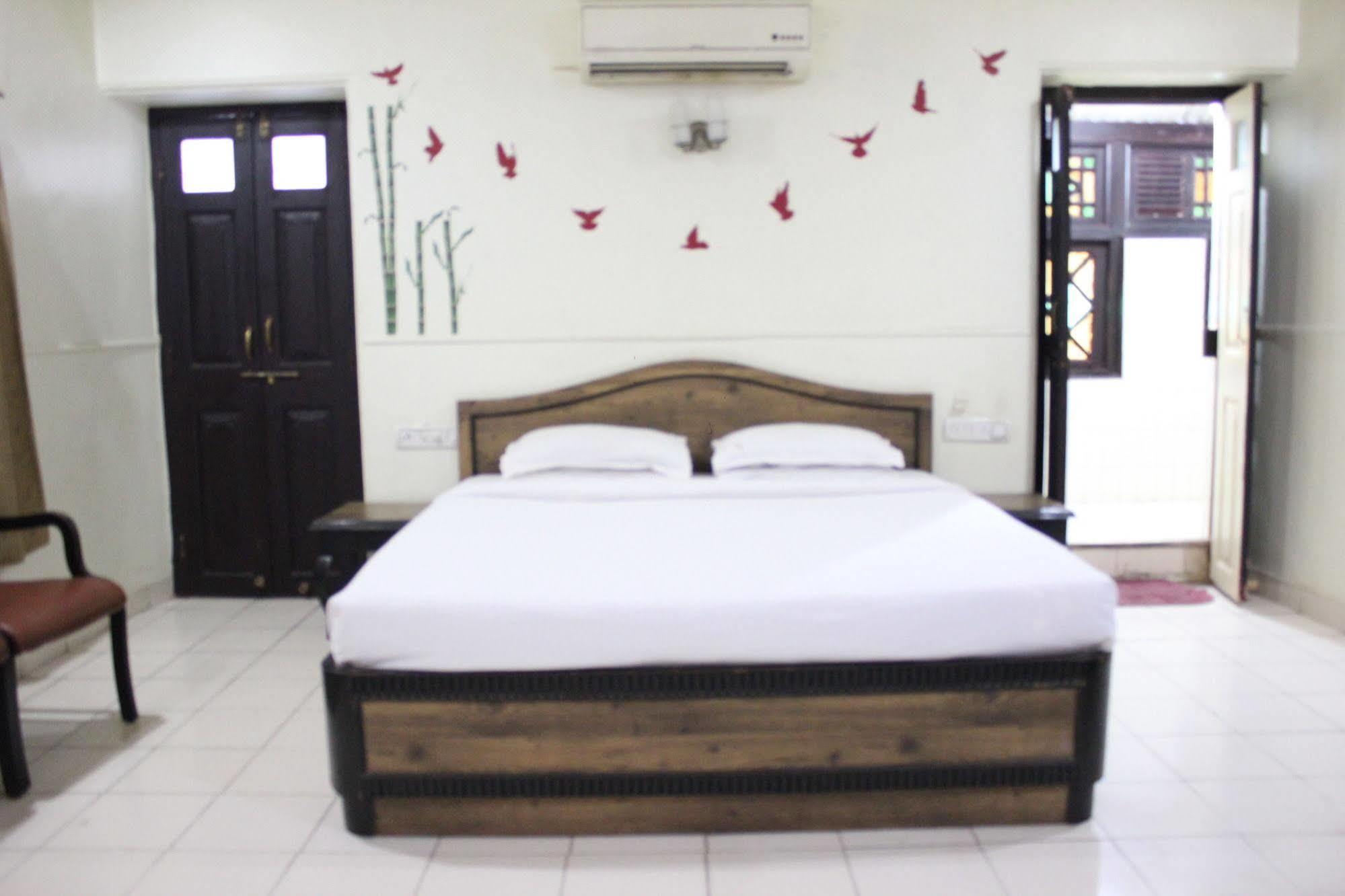 Hotel Ritz Pune Bagian luar foto