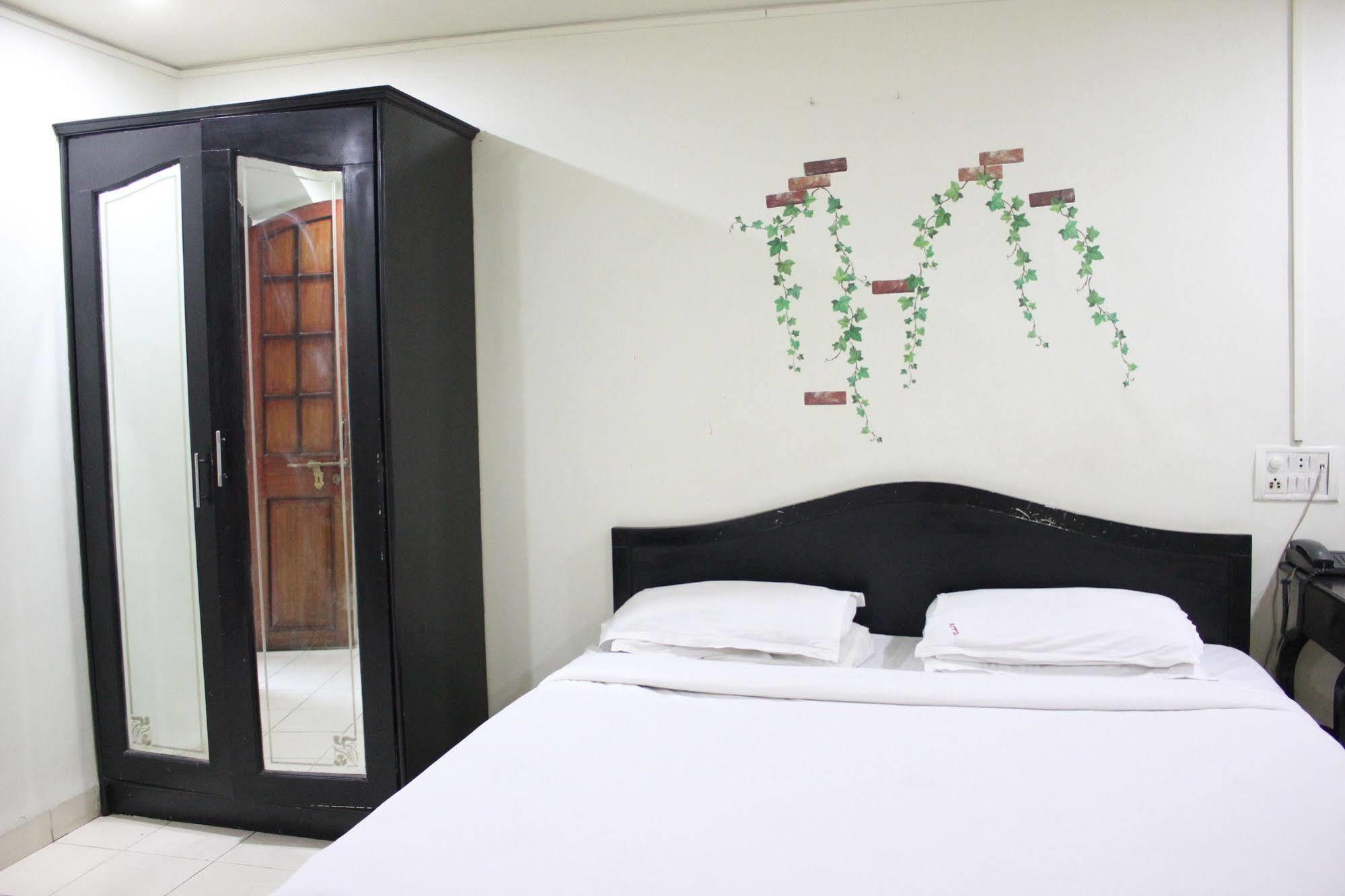 Hotel Ritz Pune Bagian luar foto