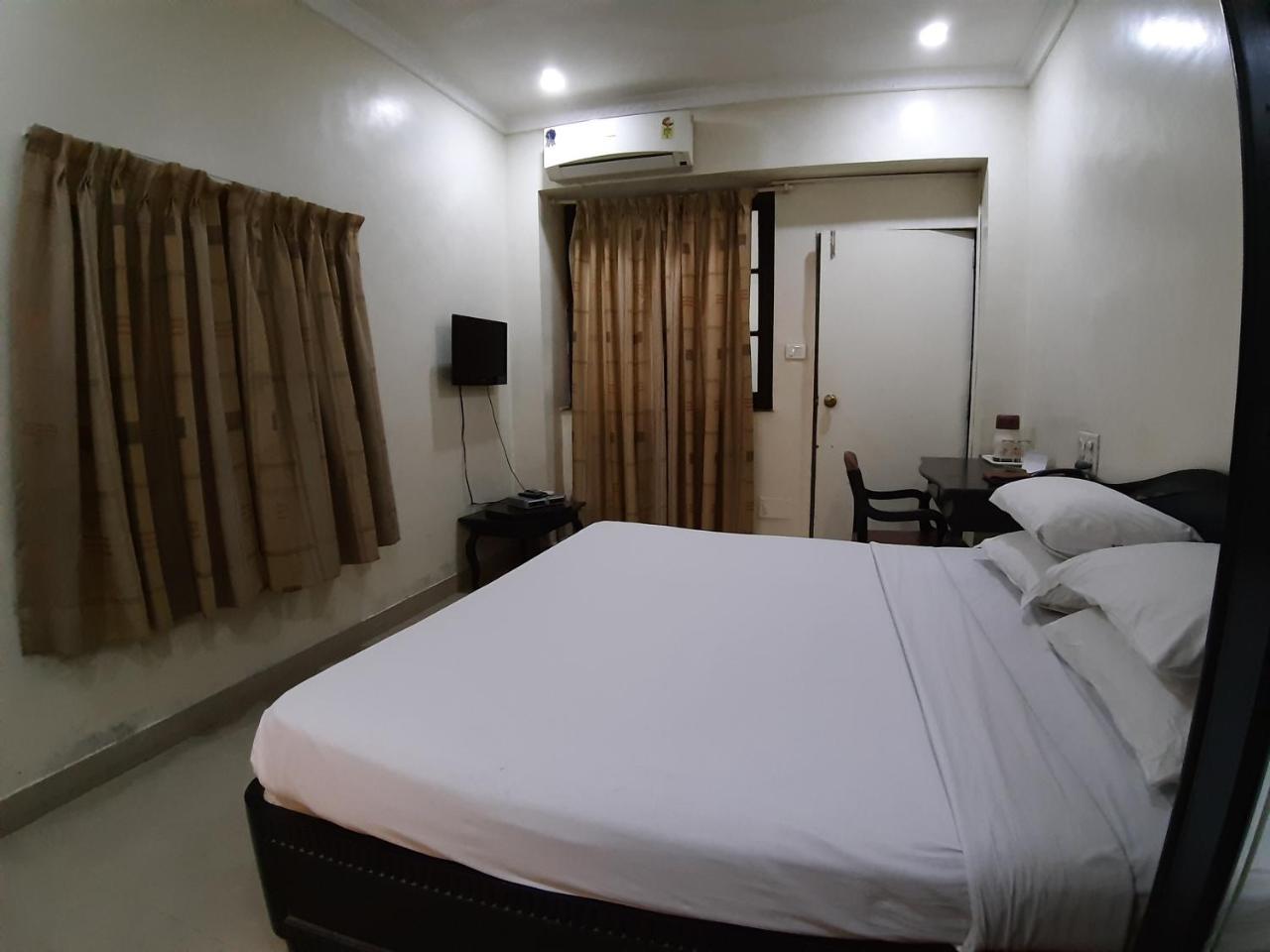 Hotel Ritz Pune Bagian luar foto